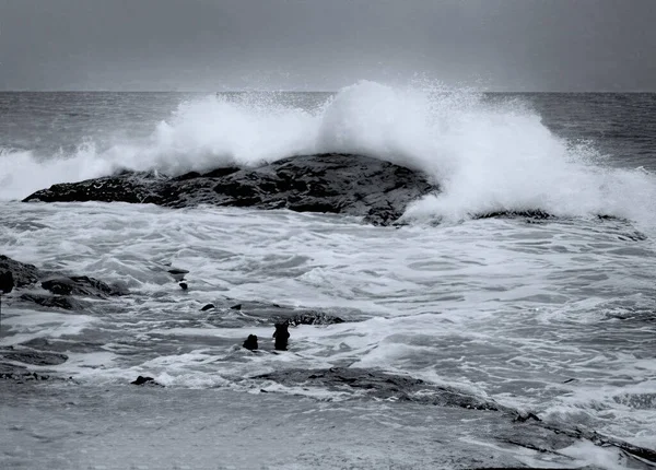 Ondas Batendo Rochas Uma Parte Remota Costa Perto Accra Gana — Fotografia de Stock