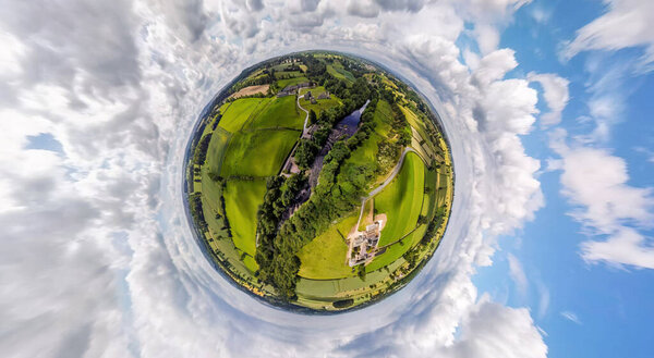 Крошечная планета с видом на руины Эгглстонского аббатства возле замка Барнард в графстве Дарем, Великобритания