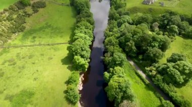 İngiltere 'nin Durham ilçesindeki Barnard Kalesi yakınlarındaki Egglestone Abbey harabelerinin 4k drone görüntüleri.