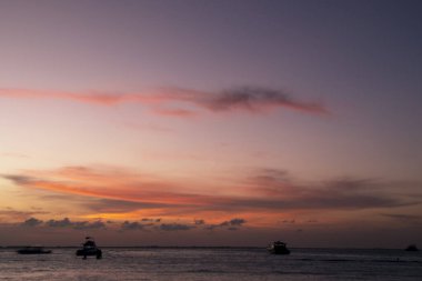 Meksika, Cancun yakınlarındaki Isla Mujeres 'de Playa Norte' de gün batımı
