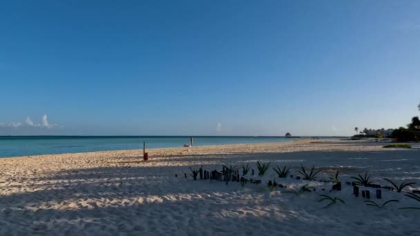 Video Early Morning Crowds Arrive Playa Norte Isla Mujeres Mexico — Stok video