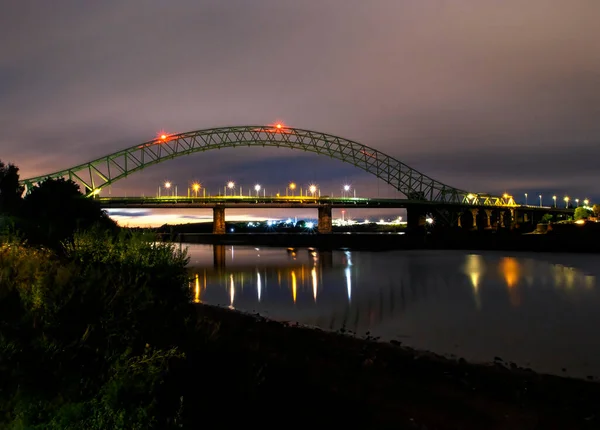 Silver Jubilee Bridge Night Crossing River Mersey Runcorn Cheshire — ストック写真