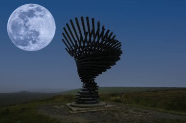 Lancashire, İngiltere 'de neredeyse Burnley' e yakın olan Ringing Şarkı Ağacı 'nın üzerinde dolunay var.