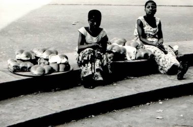 Merkez Accra 'daki sokak satıcıları, Gana c.1958
