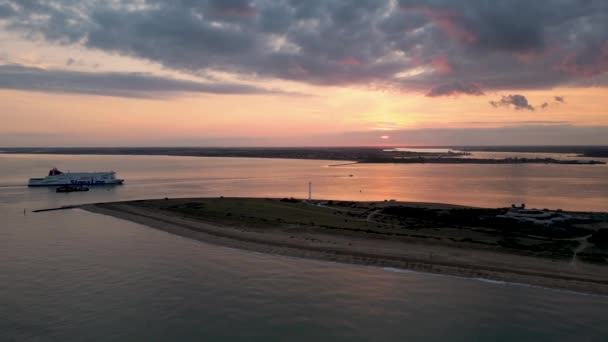 Gün Batımında Ngiltere Suffolk Felixstowe Landguard Point Ten Geçen Bir — Stok video
