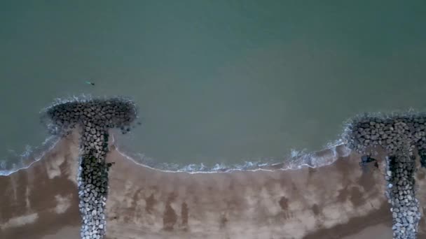 Vídeo Mirando Hacia Abajo Las Olas Rompiendo Una Playa Suffolk — Vídeos de Stock