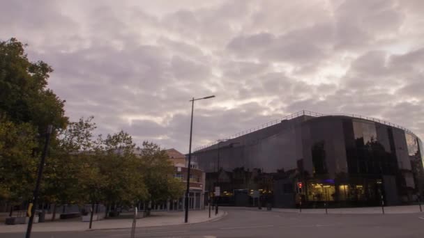 英国サフォーク州イプスウィッチの中心部で日の出に忙しい接合部の4Kタイムラプス — ストック動画