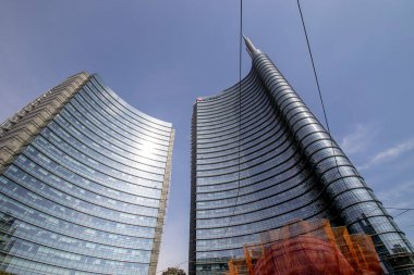 İtalya, Milano 'daki Piazza Gae Aulenti' nin üzerindeki iki gökdelen kulesi.
