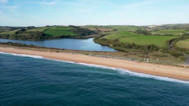 Devon, İngiltere 'deki Slapton Sands' deki etkileyici plajın 4K videosu.