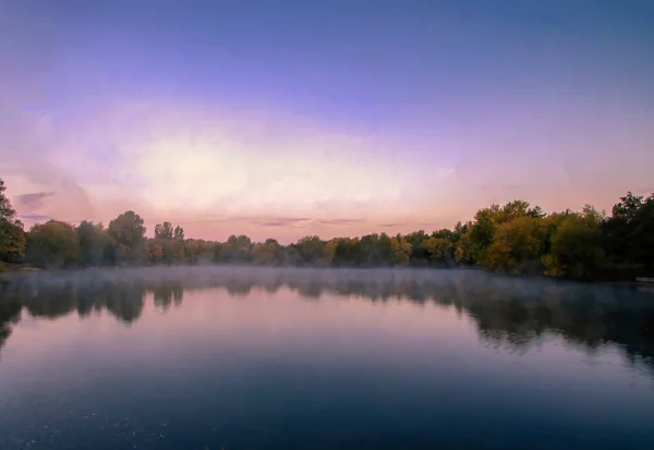 Νωρίς Πρωί Ομίχλη Πάνω Από Μια Λίμνη Στο Needham Market — Φωτογραφία Αρχείου