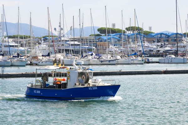 Viareggio Itálie Říjen 2021 Malý Rybářský Člun Opouští Přístav Toskánského — Stock fotografie