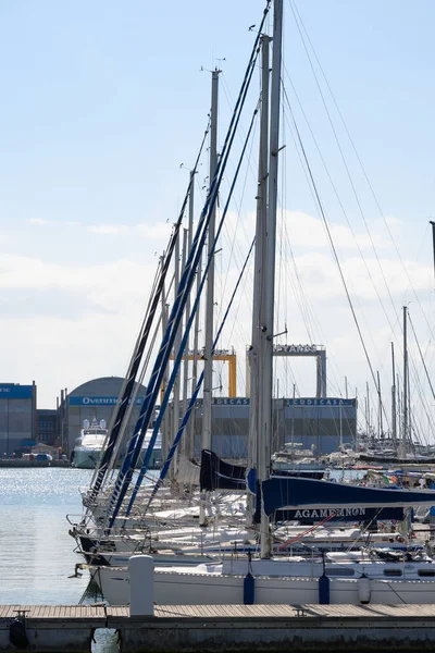 Viareggio Itálie Říjen 2021 Vícenásobné Plachetnice Různých Tvarů Velikostí Kotvící — Stock fotografie