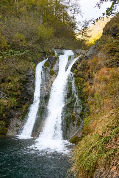 Pequeña Cascada Formada Por Torrente Gravio Los Alpes Italianos — Foto de Stock