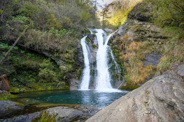 Pequeña Cascada Formada Por Torrente Gravio Los Alpes Italianos — Foto de Stock