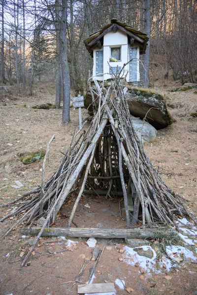 Cabana Pequena Construída Com Ramos Castanha Larício Nos Alpes Italianos — Fotografia de Stock