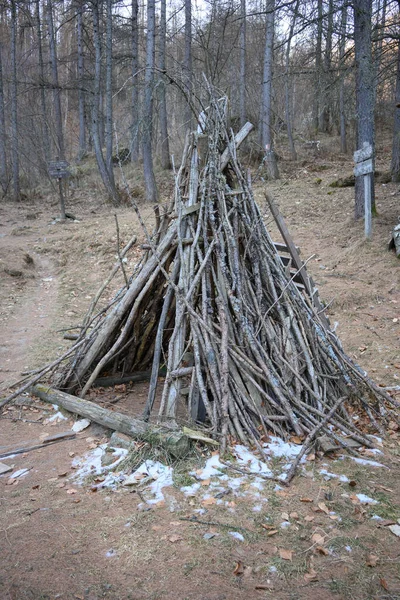 イタリアアルプスの栗とカラマツの木の枝で作られた小さな小屋 — ストック写真