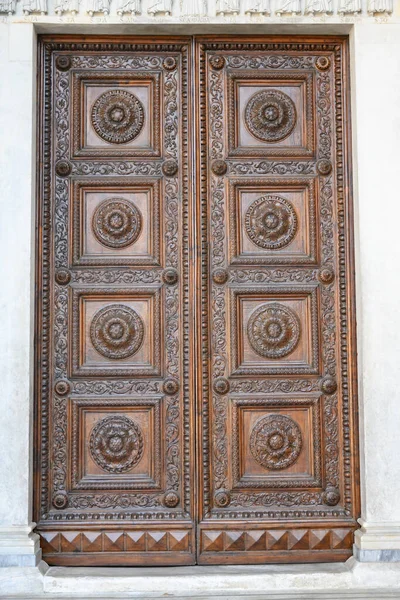 当地艺术家手工雕花的古老实木门 位于鲁卡的历史建筑中心 — 图库照片