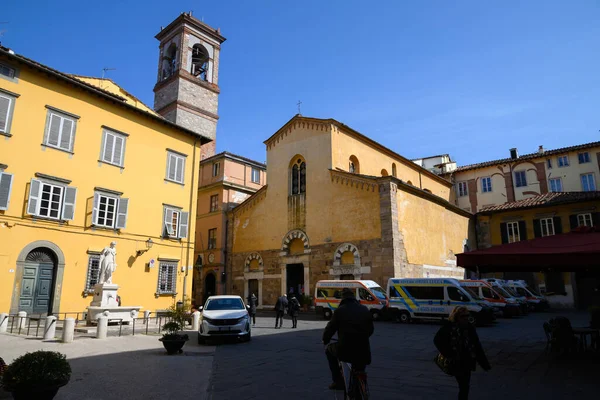 이탈리아 시대의 건물들이 토스카나 마을의 역사적 중심지 성벽으로 둘러싸여 — 스톡 사진