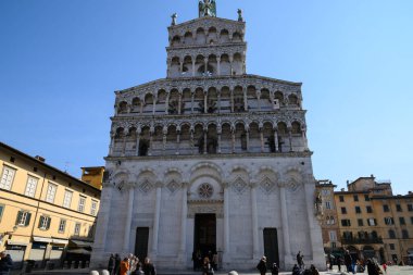 Lucca-Mart 2022-İtalya St. Michael Roma Katolik Kilisesi Piazza San Michele Meydanı üzerinde eski ortaçağ kasabası Lucca 'nın tarihi merkezinde berrak mavi gökyüzü ile.