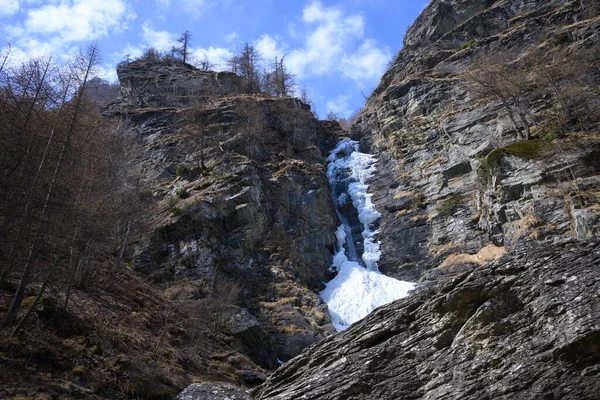 Pequeño Arroyo Invierno Congela Forma Una Cascada Hielo — Foto de Stock