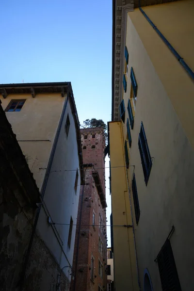 이탈리아 시대의 건물들이 토스카나 마을의 역사적 중심지 성벽으로 둘러싸여 — 스톡 사진