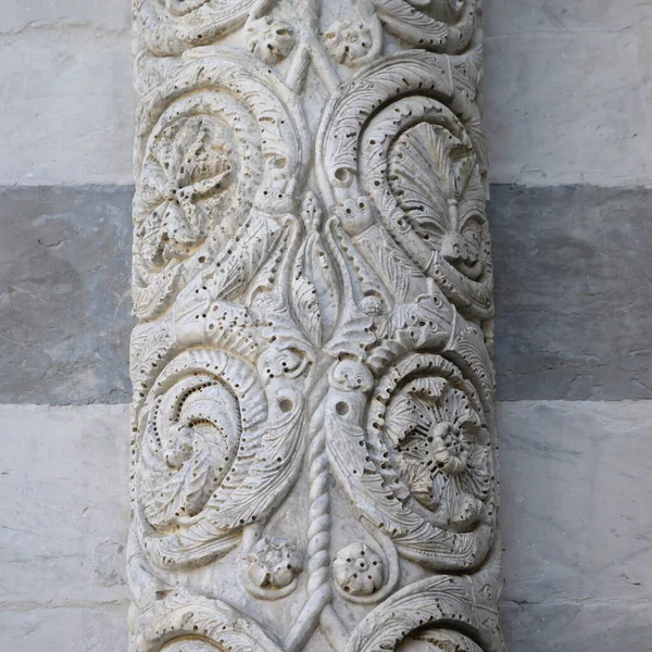 Sloup Bílém Mramoru Carrara Ručně Vytesaný Zdobí Katedrálu Lucca Toskánsku — Stock fotografie