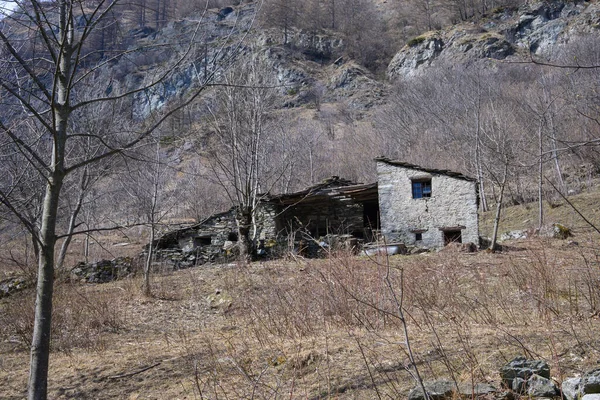 Bobbio Pellice 2022年3月 意大利山上的旧石屋 — 图库照片