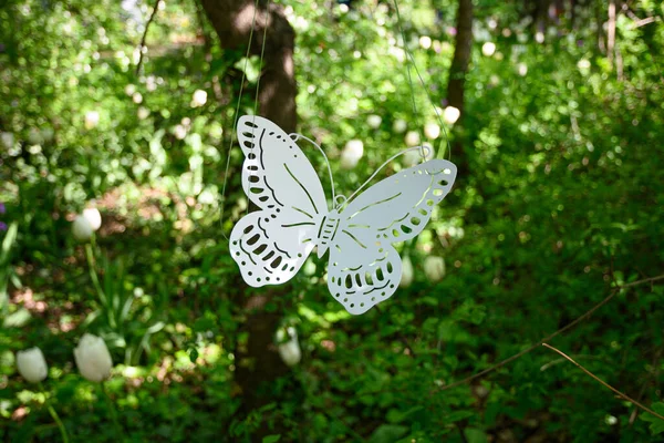 Metal Butterflies Decorate Private Italian Garden – stockfoto