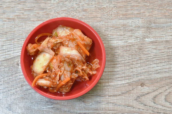  Kırmızı bardakta susamlı Kore salatası ve lahana turşusu.