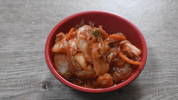 Kimchi Cavolo Sottaceto Carota Con Insalata Coreana Sesamo Tazza Rossa — Video Stock