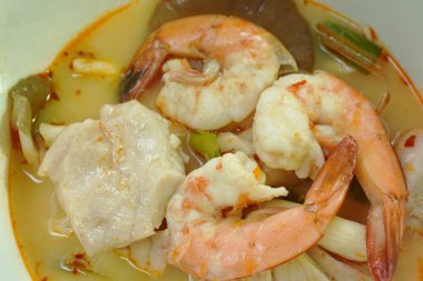  Tayland baharatlı çorbasında mantarlı kaynamış nehir karidesi ve levrek balığı ya da kasede Tom yum kung.