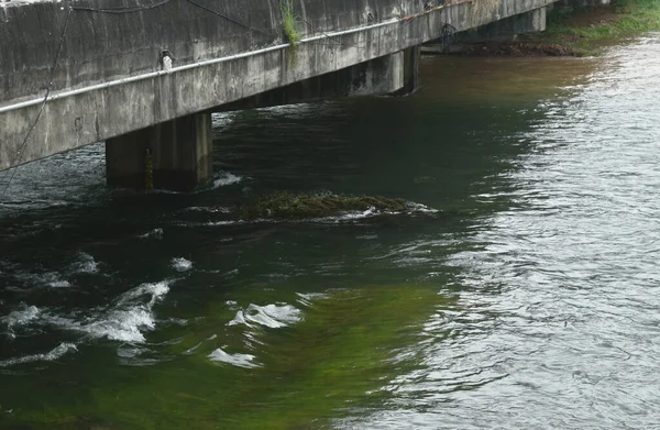 Acqua Che Scorre Fare Onda Increspato Attraverso Ponte Auto Sul — Foto Stock