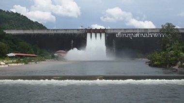 Su taşkın kapağı Khun Dan Prakarn Chon büyük beton baraj Tayland