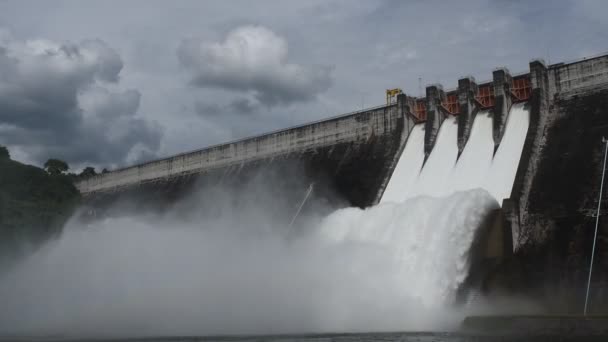 Water Splashing Floodgate Khun Dan Prakarn Chon Huge Concrete Dam — Stock Video