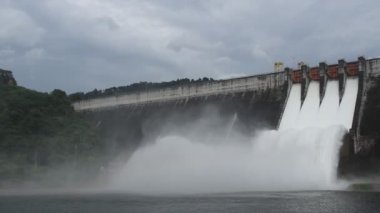 Su taşkın kapağı Khun Dan Prakarn Chon büyük beton baraj Tayland