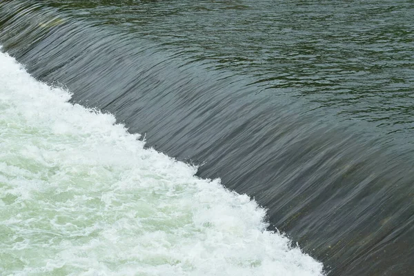 流れる水は波を作り川に波紋を広げ — ストック写真