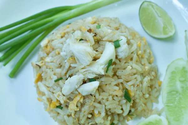 Daging Kepiting Nasi Goreng Dan Telur Dengan Irisan Mentimun Beberapa — Stok Foto