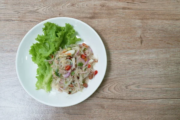 Fűszeres Üvegtészta Apróra Vágott Sertéshússal Hagymával Thai Saláta Tányéron — Stock Fotó