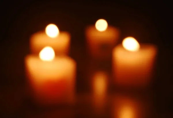 Verschwommenes Kerzenlicht Zur Dekoration Beim Weihnachts Und Neujahrsfest Auf Schwarzem — Stockfoto