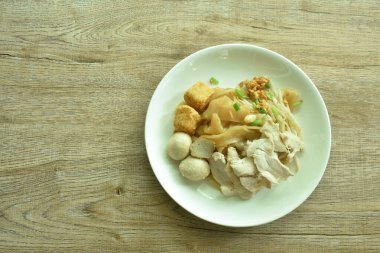  Büyük kuru pirinç eriştesi siyah soya sosu soslu haşlanmış domuz eti ve top tabakta.