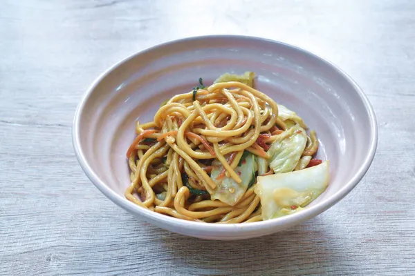 Kořeněné Míchané Smažené Vegetariánské Jakisoba Japonské Nudle Zelím Bazalkovým Listem — Stock fotografie