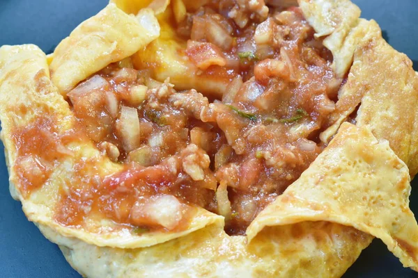 Puré Cerdo Frito Con Tomate Cebolla Rellena Tortillas Huevo Tailandesas —  Fotos de Stock