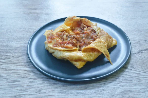  Kızarmış domuz püresi, domates ve soğanlı Tayland yumurtalı omlet.