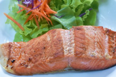  Izgara somon bifteği teriyaki sosu ve taze sebze salatası.