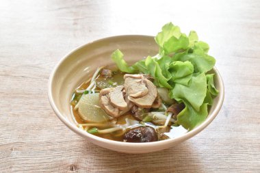  Kase üzerinde yeşil meşe çorbası ile pişirilmiş domuz eti ve kemik.