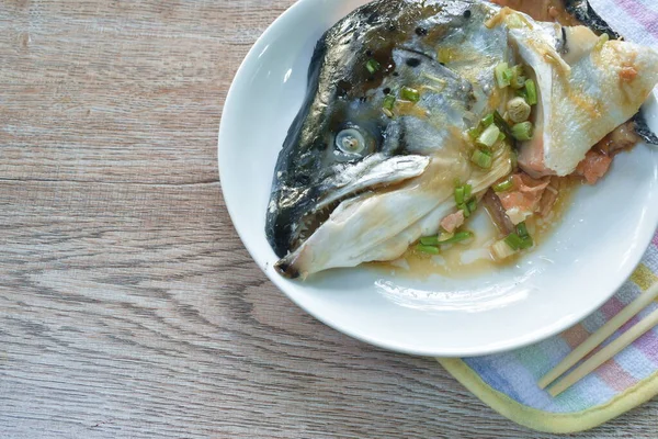 煮鲑鱼头和酱油盘 — 图库照片