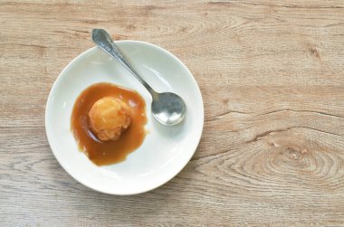  Patates püresi sosu ve gümüş kaşık tabakta.