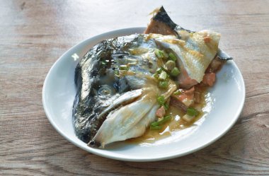  Soya soslu haşlanmış somon balığı kafası.