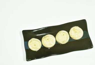  Xiuo Long Pao Çin mantısı doldurulmuş domuz püresi ve tabakta beyaz arka planda çorba.