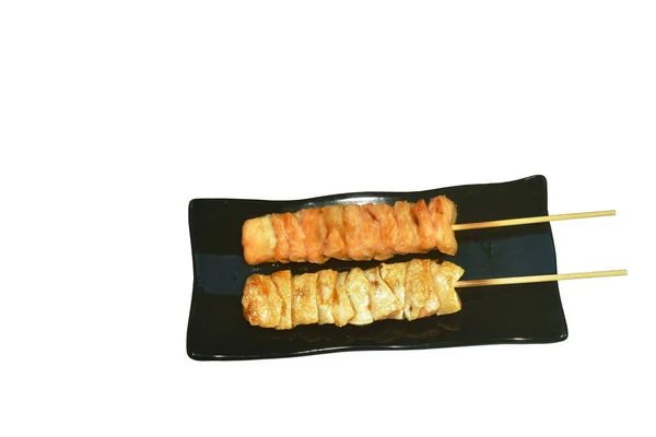 烤鲑鱼脂肪在白底盘上刺木棍 — 图库照片